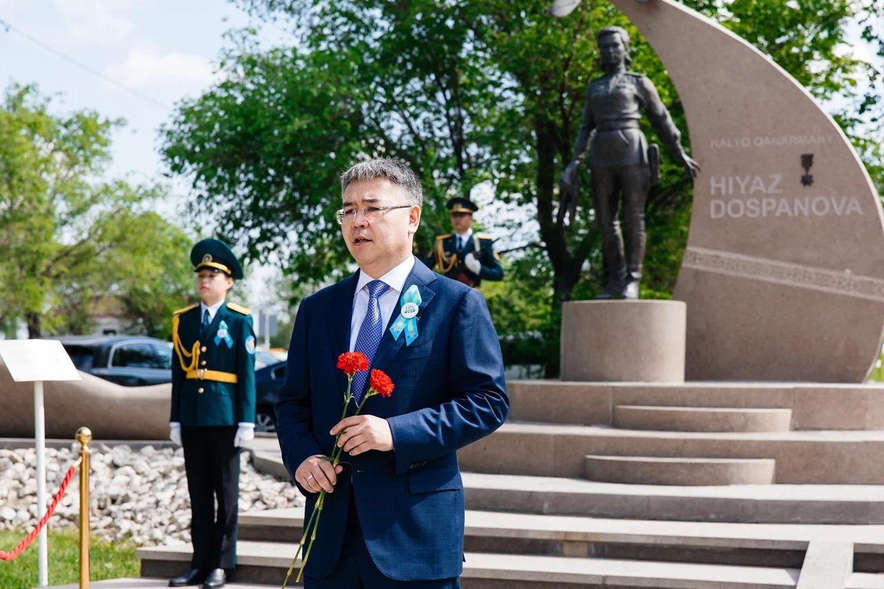 «ҚАНАТТЫ ҚЫЗҒА» ҚҰРМЕТ – ХИУАЗ ДОСПАНОВАҒА ГҮЛ ШОҚТАРЫ ҚОЙЫЛДЫ