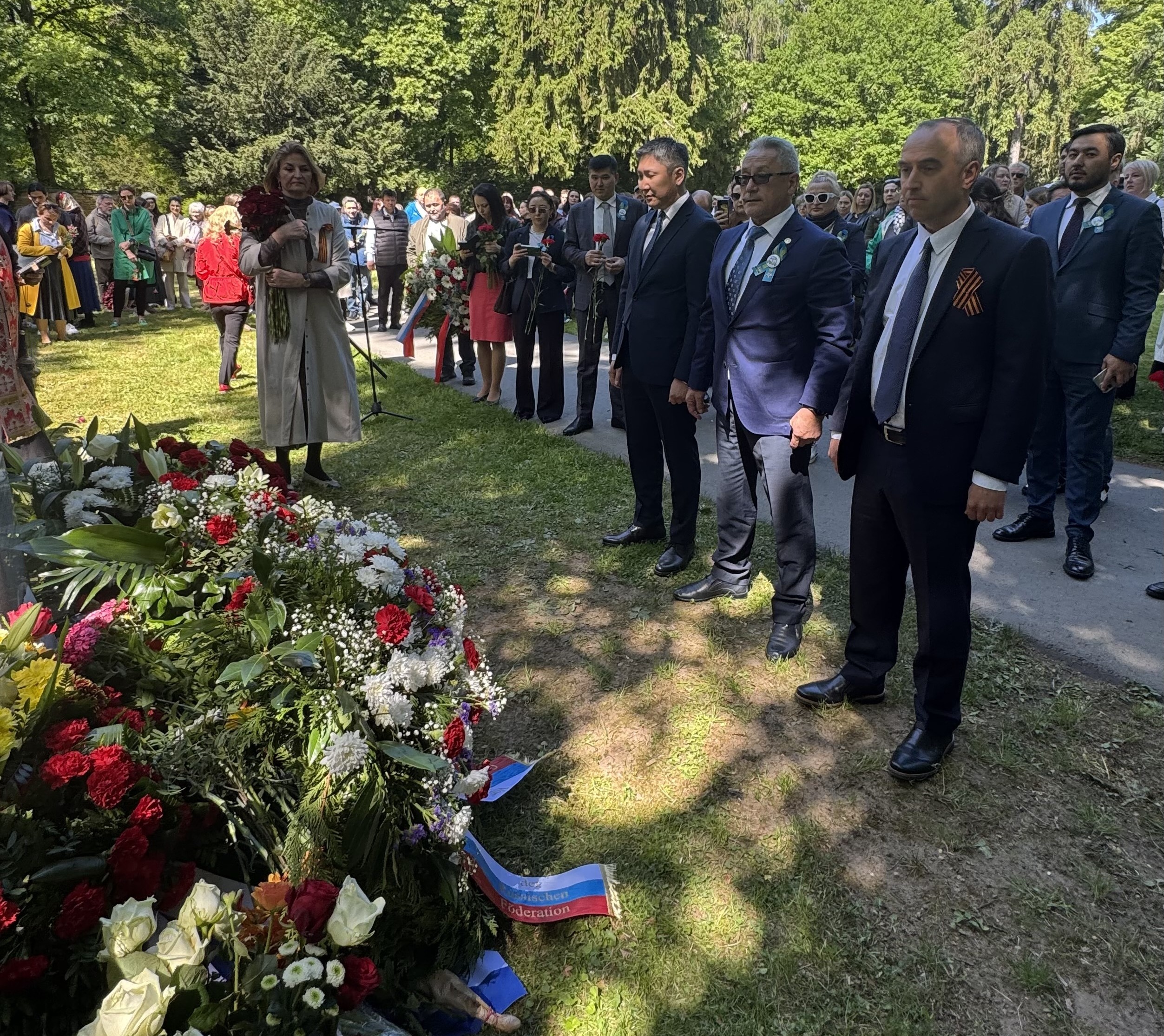 ҚР Майндағы Франкфурт қ. Бас консулдығы 80 жылдық Ұлы жеңіс мерекесіне арналған гүл шоқтарын қою рәсіміне қатысты