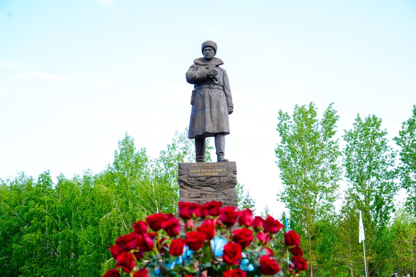 Астана әкімі Иван Панфилов ескерткішіне гүл шоқтарын қойды