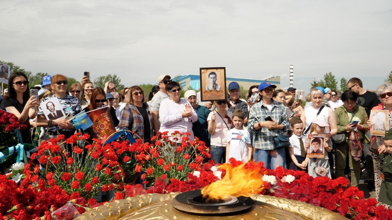 Возложение цветов и венков погибшим в Великой Отечественной войне в парке Астаны