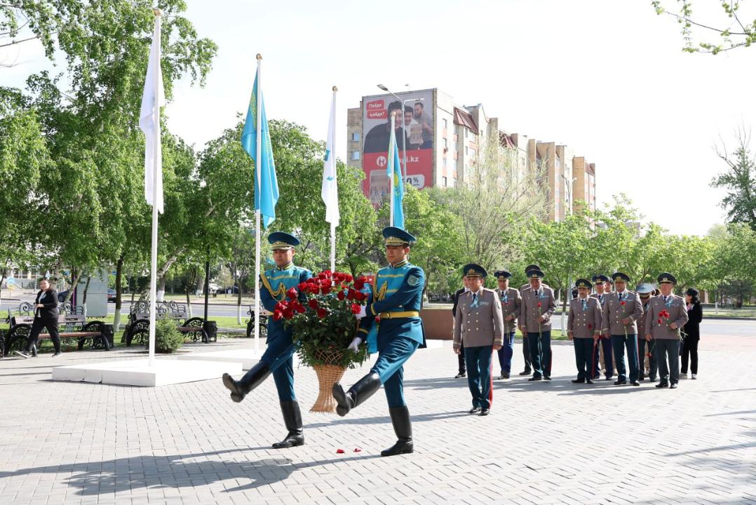 Возложение цветов к монументу «Воинам, павшим в Великой Отечественной войне» в Астане