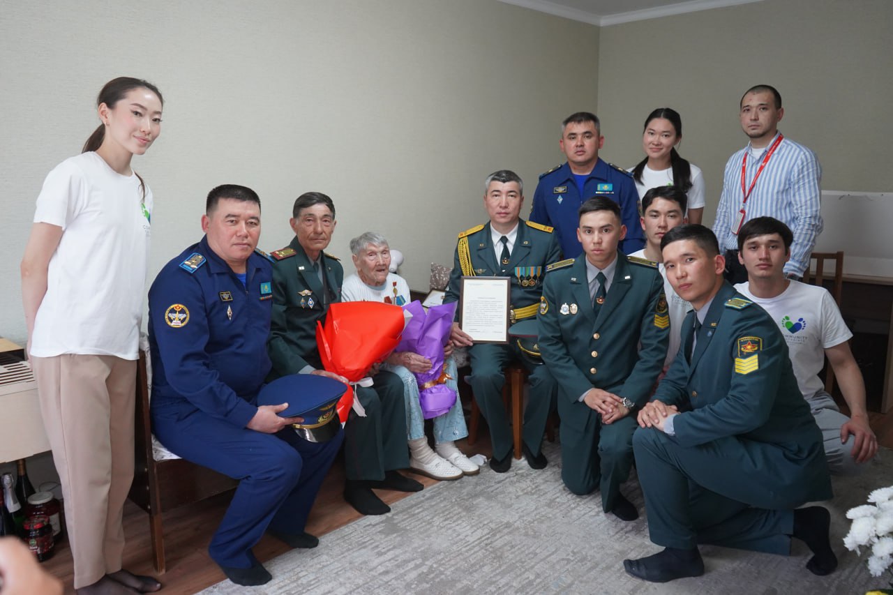 В Алматы военнослужащие поздравили фронтовичку со 102-м днем рождения