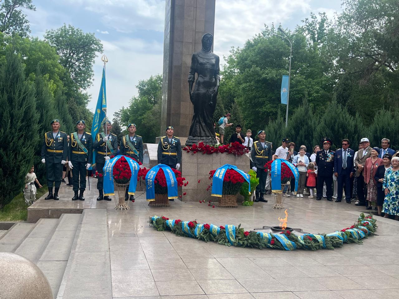 Возложение цветов к Обелиску Славы