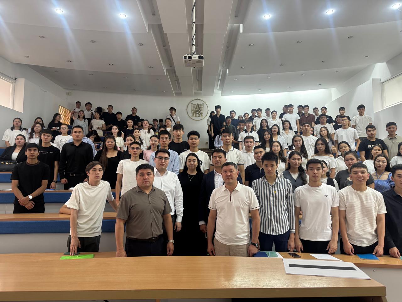 «Заң және тәртіп» қағидатын ілгерілету аясында Абай облысының Әділет департаменті қызметкерлері университеттің бірінші курс студенттерімен кездесу өткізді