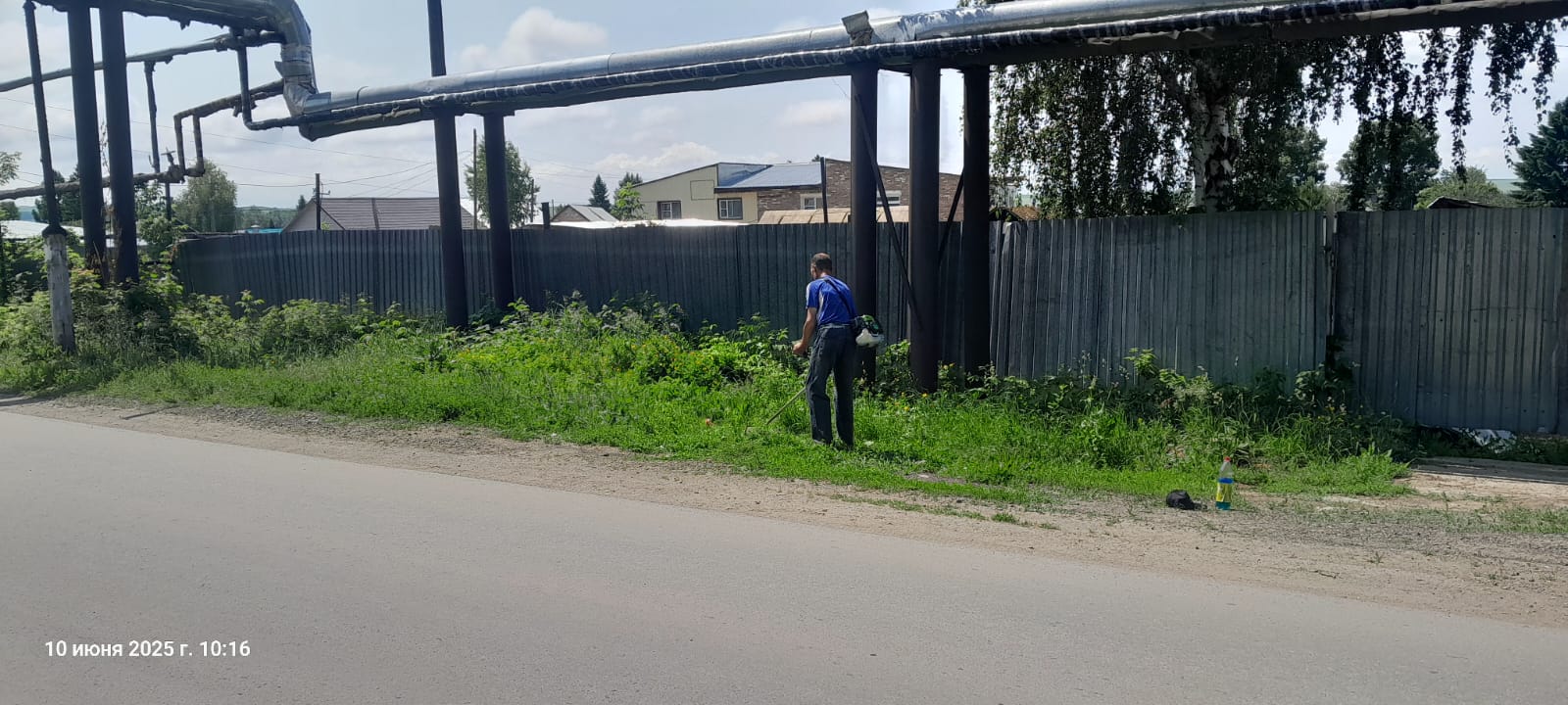 Белоусовка ауылы. Жол жиегіндегі шөпті шабу жұмыстары жүріп жатыр