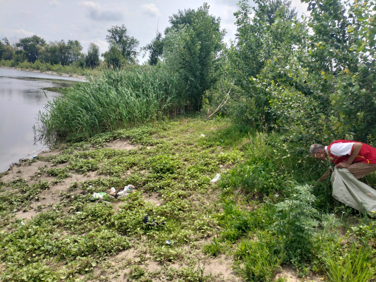 Опытное поле ауылы. Жуков өзенінің жағалауында қоқыс шығару жұмыстары жүргізілуде