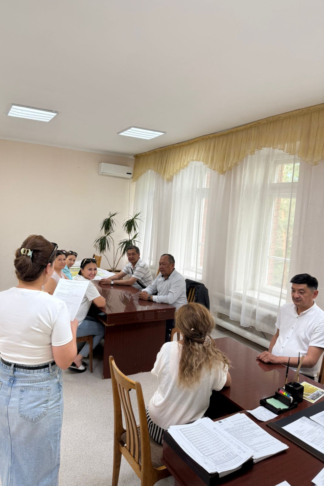 Шүлбі кентіндегі дөңгелек үстел