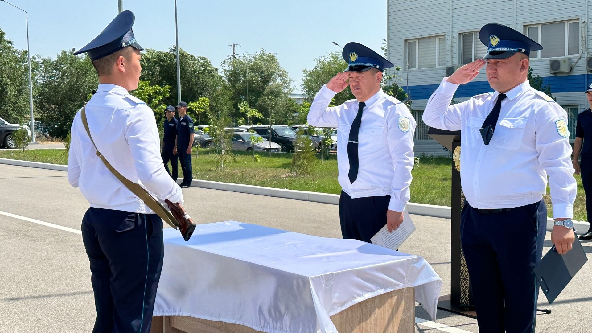 ОТАНҒА АДАЛ ҚЫЗМЕТ: АЛМАТЫ ОБЛЫСЫ ПОЛИЦИЯСЫНДА ЖАС ҚЫЗМЕТКЕРЛЕР АНТ ҚАБЫЛДАДЫ