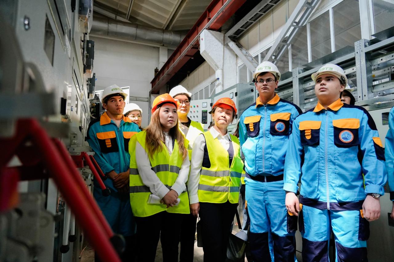 «Мамандыққа жол: колледжден өндіріске»: елорда жастары электротехникалық зауытта кездесу өткізді
