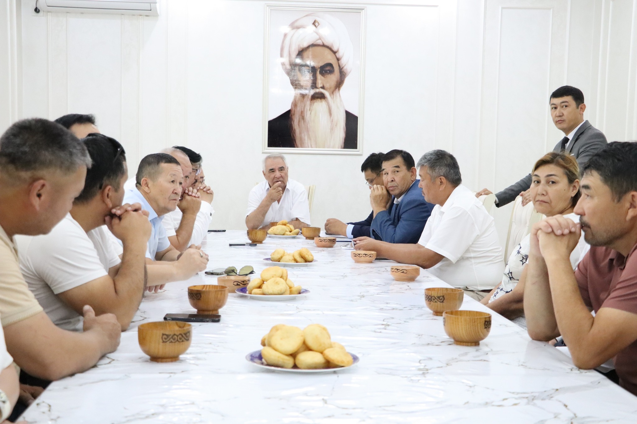 ӘКЕЛЕР КҮНІНЕ АРНАЛҒАН АЛҒАШҚЫ ДӨҢГЕЛЕК ҮСТЕЛ ӨТТІ