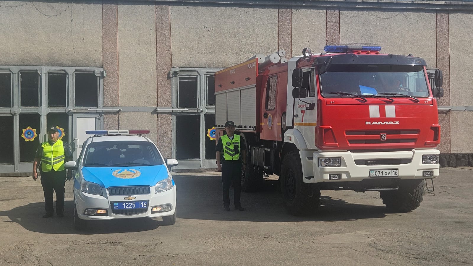 Өрт сөндіру көлігіне жол беріңіз