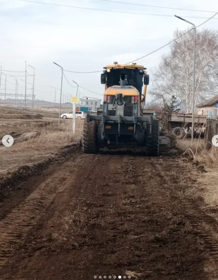 Ведутся работы по выравниванию дороги по улице Достык в селе Сарыозек
