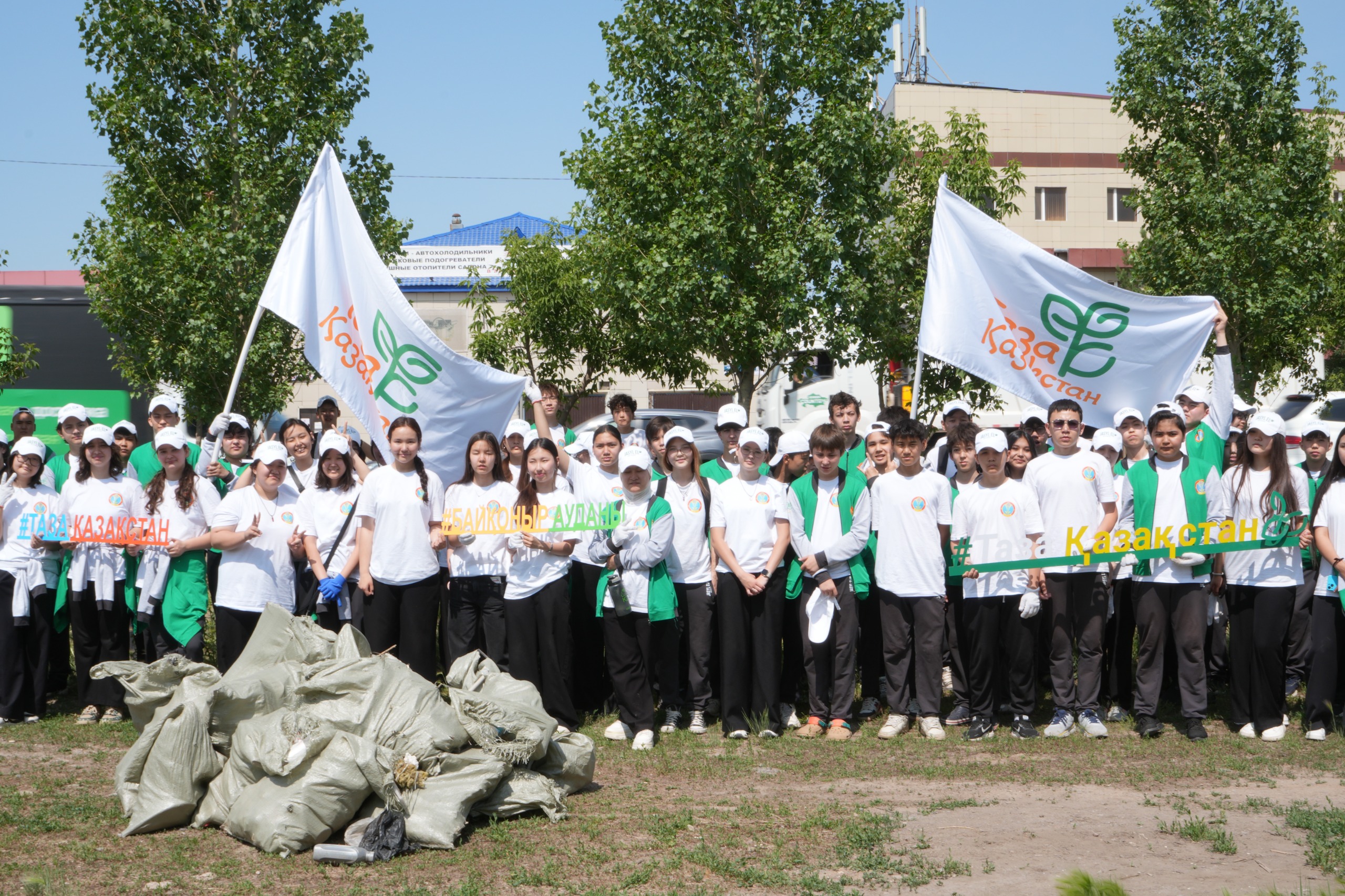 Астананың жасыл патрульдері: 100-ден астам жас экологиялық тазалыққа шықты