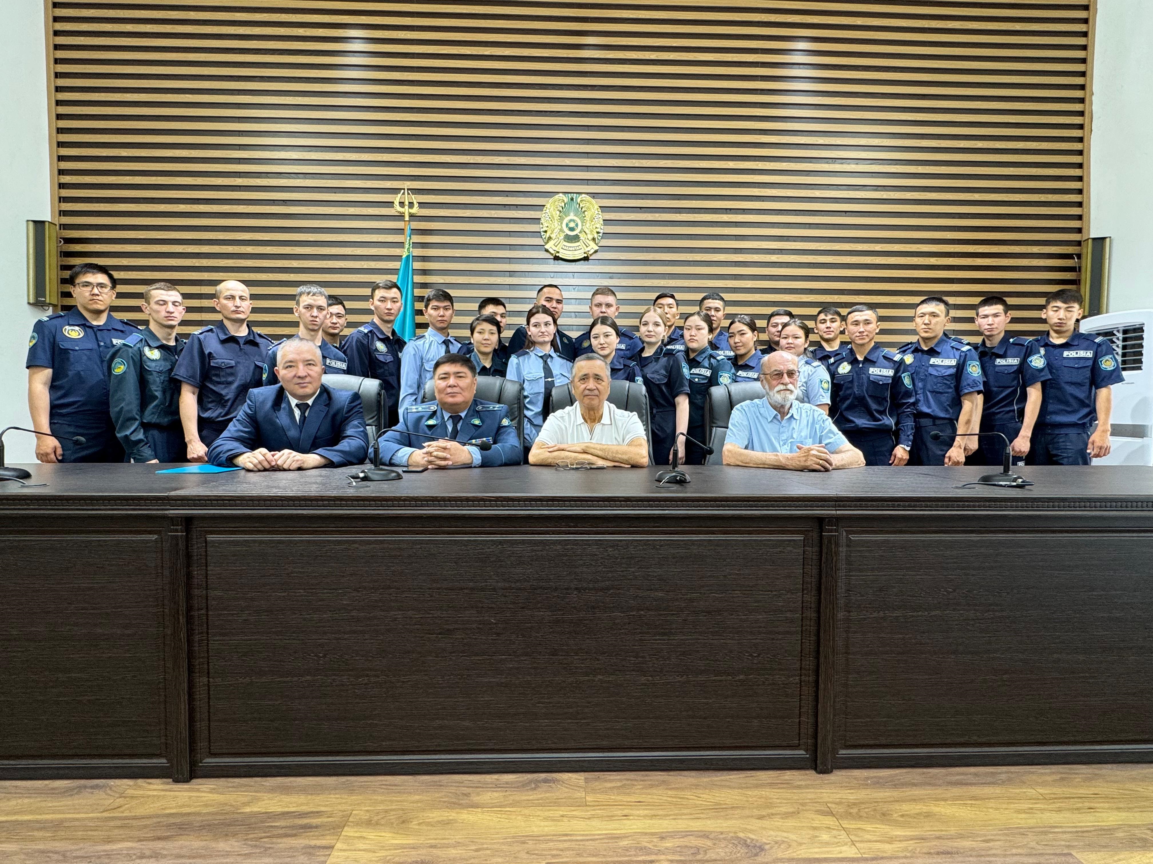 Менің тәлімгерлерім – менің мақтанышым: облыстық Полиция департаментінде жас қызметкерлер мен ішкі істер органдары ардагерлерінің кездесуі өтті