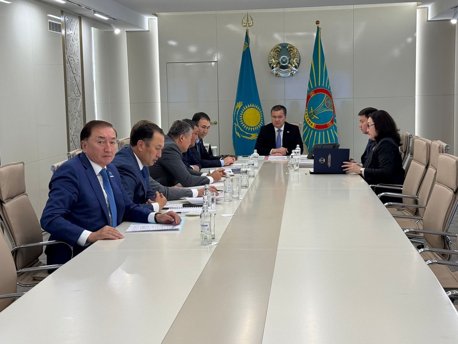 Астана қаласының әкімімен  мәслихат депутаттарының кездесу барысында бірқатар маңызды сұрақтар көтерілді (09.06.2025)