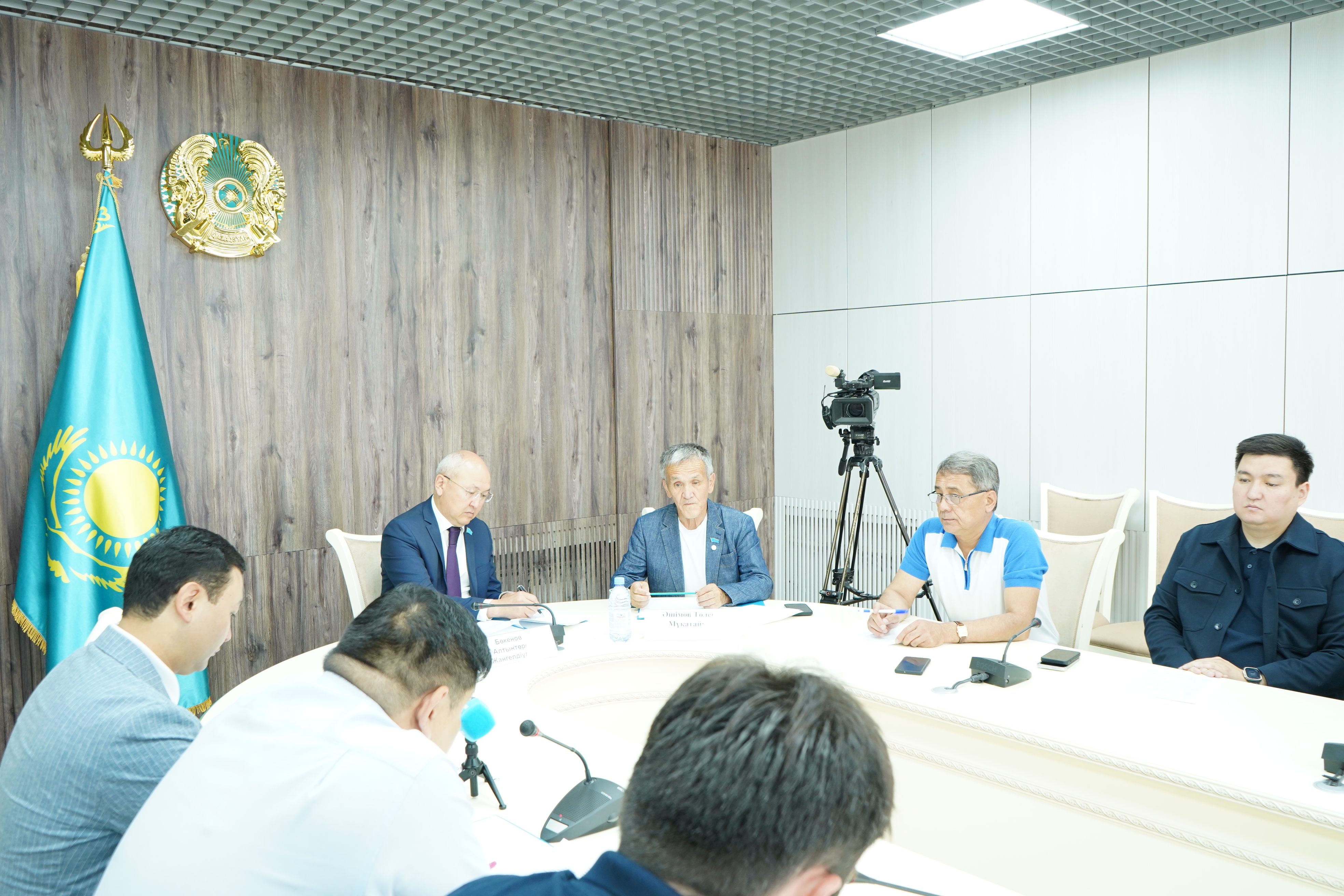 Қарағанды қалалық мәслихатының тұрақты комиссияларының бірлескен отырысы өтті. Күн тәртібінде: «Қазыбек би және Әлихан Бөкейхан атындағы аудандар әкімдіктері аппараттарының 2025 жылғы абаттандыру жұмыстары және 2026 жылға арналған жоспарлары туралы ақпарат» мәселесі қаралды