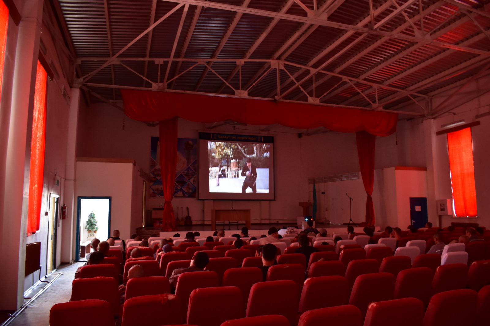 Өзгеріске қадам: ЗКО ҚАЖД-ның №28 мекемесінде «Семьянин» фильмінің көрсетілімі өтті