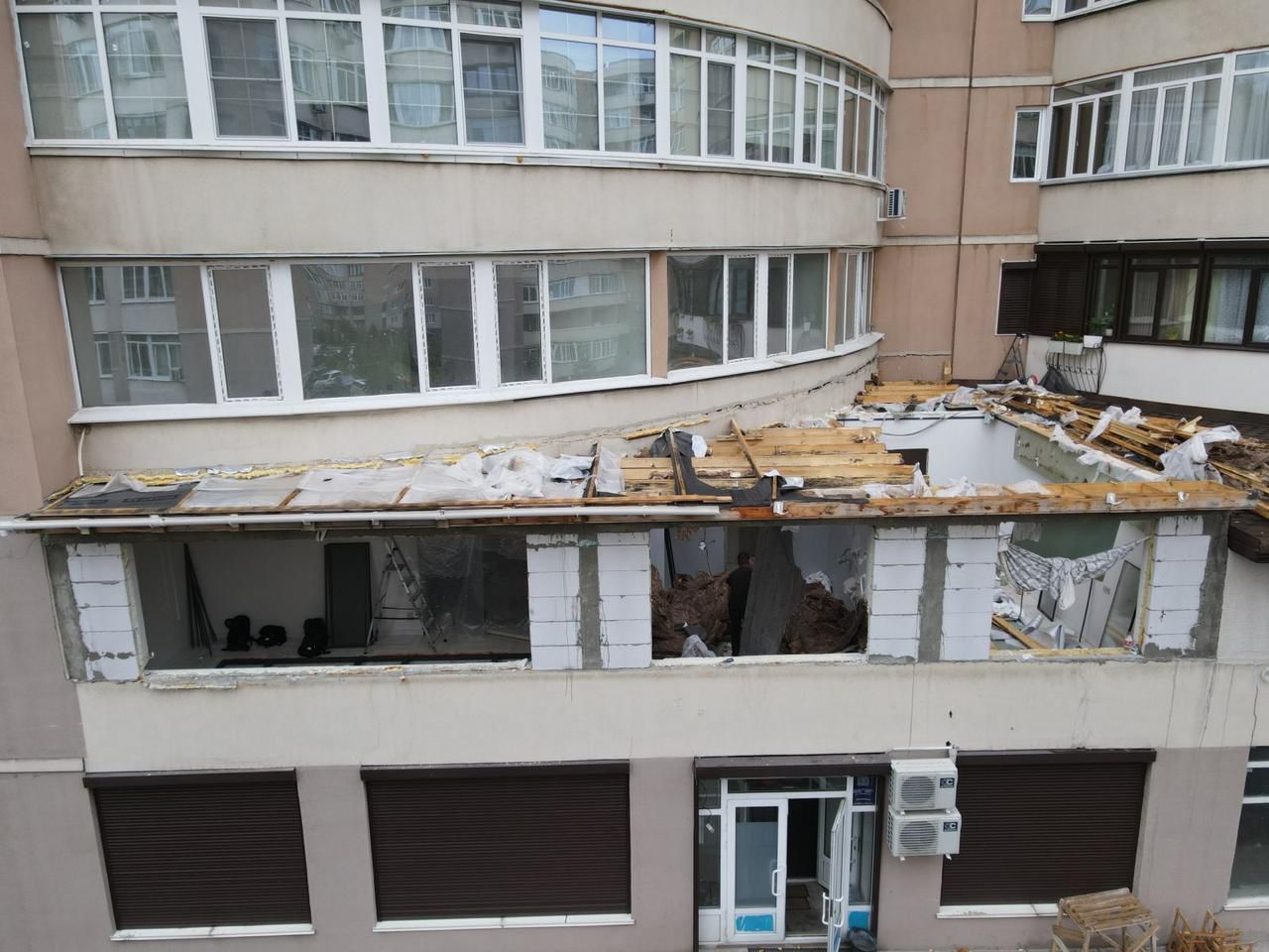 Алматыда «Хан Тәңірі» тұрғын үй кешеніндегі қосалқы құрылыс сот шешімімен сүрілуде