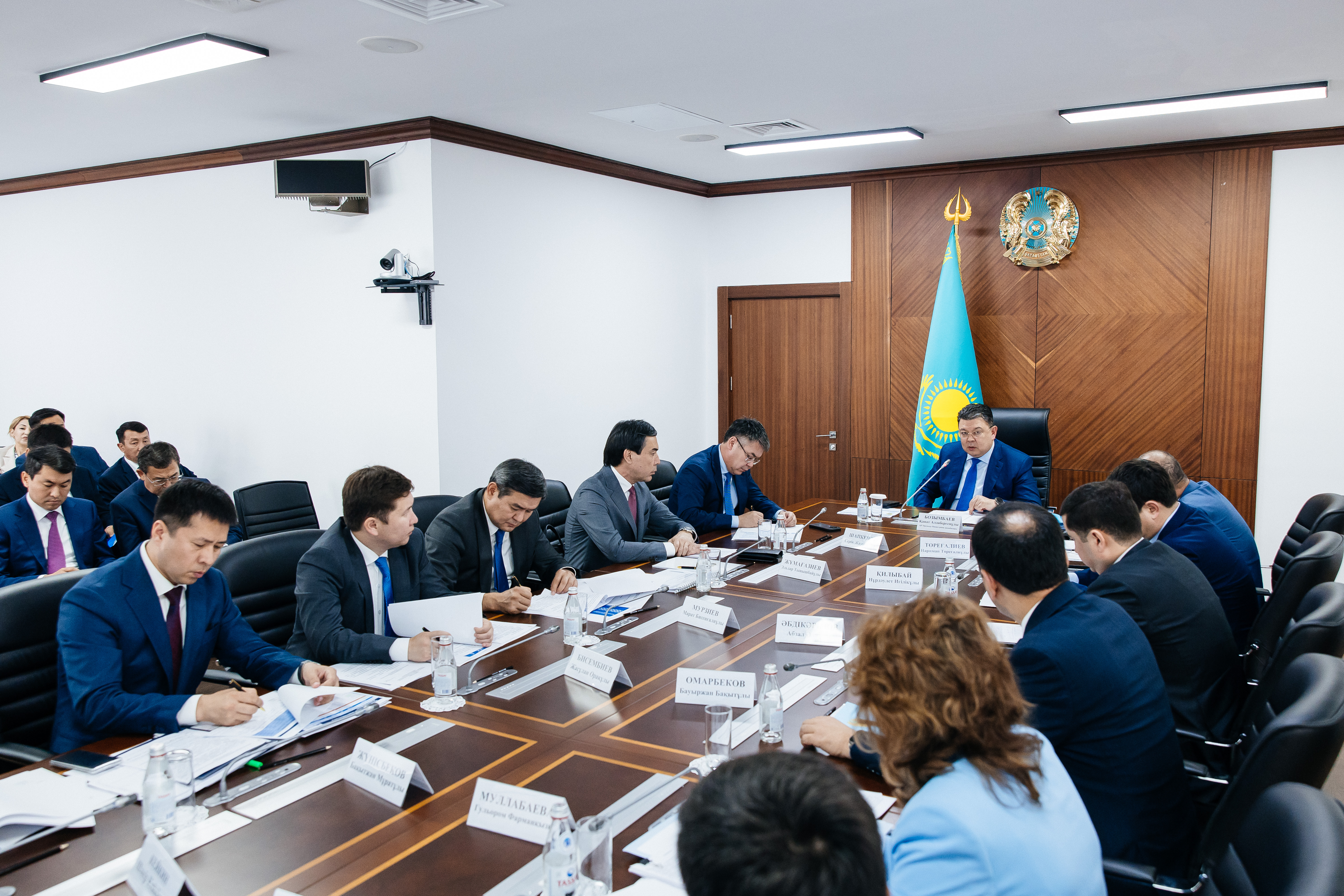 Комплексное развитие западных регионов обсудил Канат Бозумбаев с акимами областей на выездном заседании в Атырау