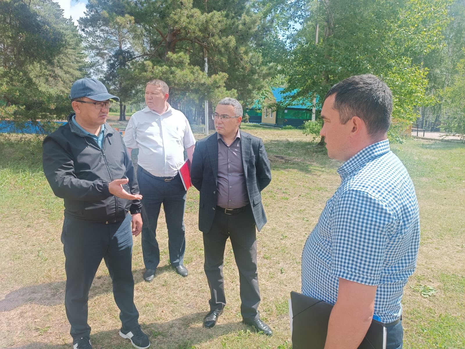 📌 СҚО-ның бас мемлекеттік санитариялық дәрігері Әсет Жұматаев жұмыс сапарымен  М. Жұмабаев ауданына барды.