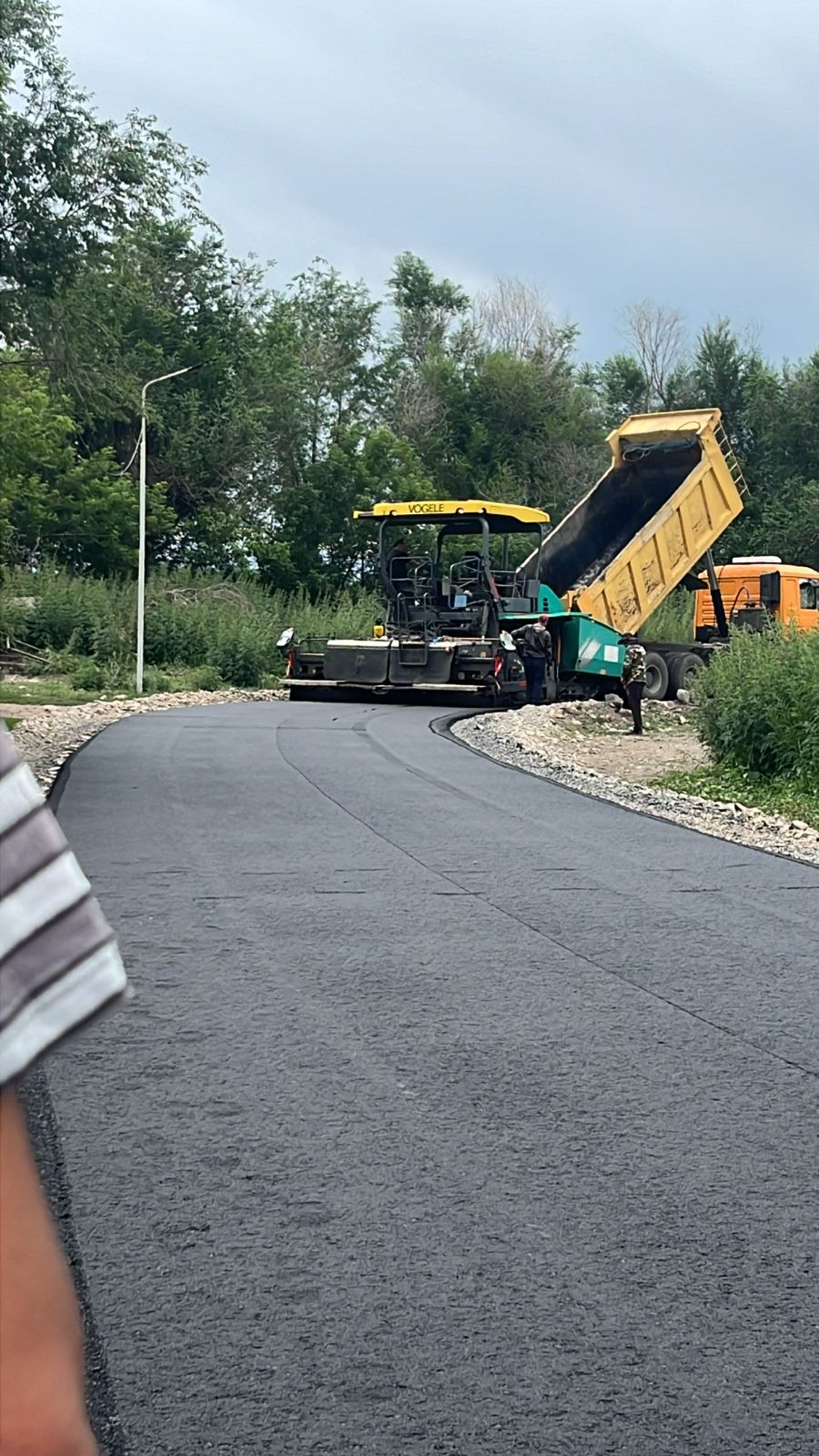 Көксу ауылында, ішкі жолдарына асфальт төсеу жұмыстар жүргізілуде.