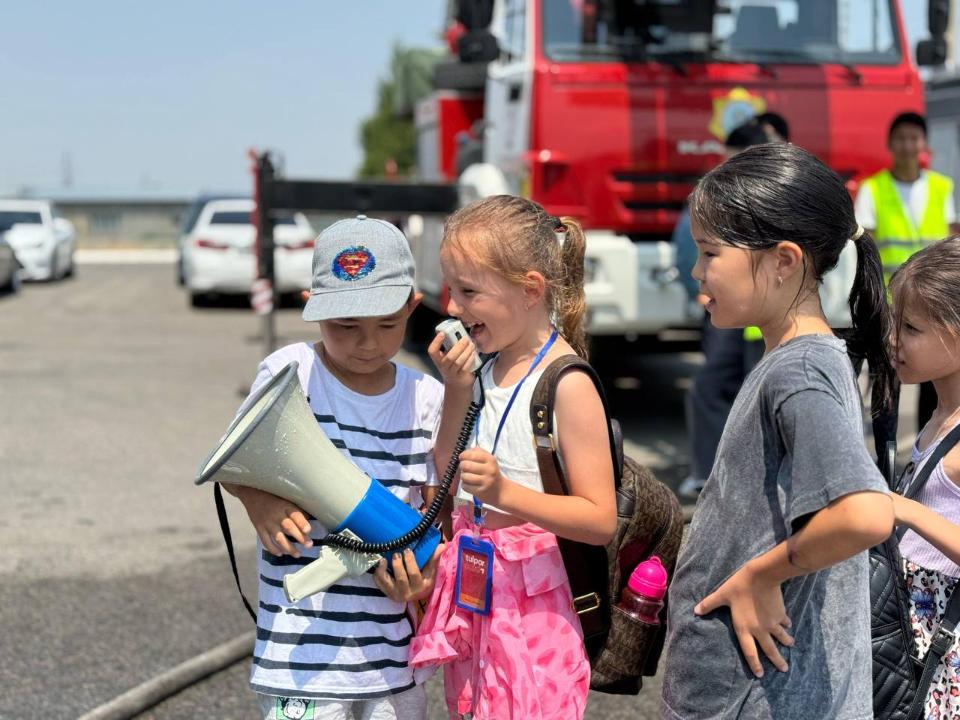 Балалар рупор ұстайды