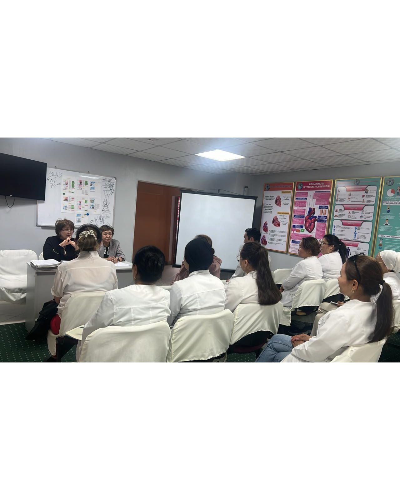 025 жылғы 13 маусымда Халықты әлеуметтік қорғау саласындағы реттеу және бақылау комитетінің Алматы облысы бойынша департаментінің №3 МӘС бөлімі мен Кеген аудандық орталық ауруханасы дәрігерлерімен семинар-жиналыс өткізілді.