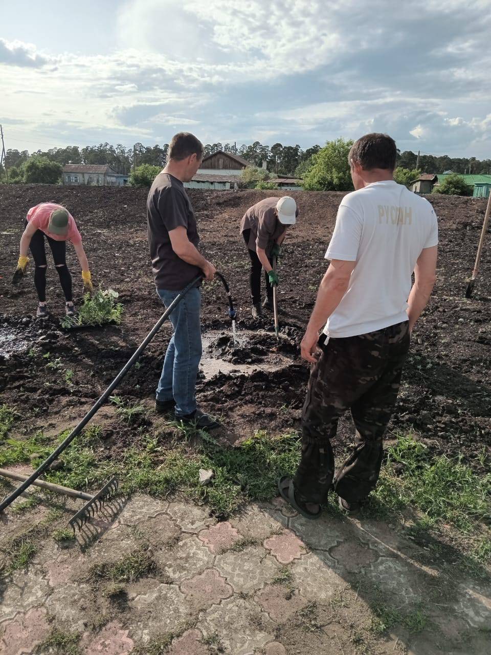 3 маусымда әкім аппаратының қызметкерлері абаттандыру бойынша жұмысшылармен бірлесіп, аумақты көгалдандыруға арналған сенбілік өткізді.