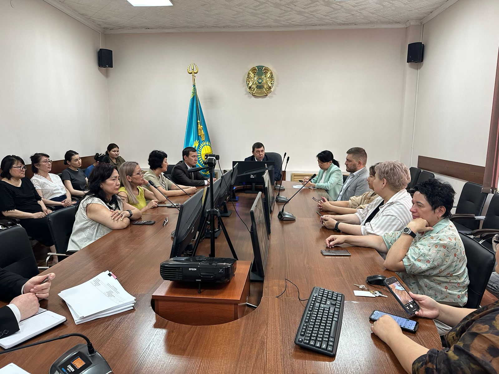 Кәсіби мереке Медицина қызметкерлері күні қарсаңында Қарағанды облысының санэпидбақылау департаментінде салтанатты жиналыс өтті