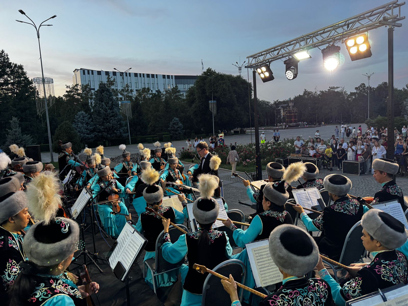 Талдықорған қаласының орталық алаңында  «Өз елім» «Өз елім» — ұлттық рухты ұлықтаған кеші өтті