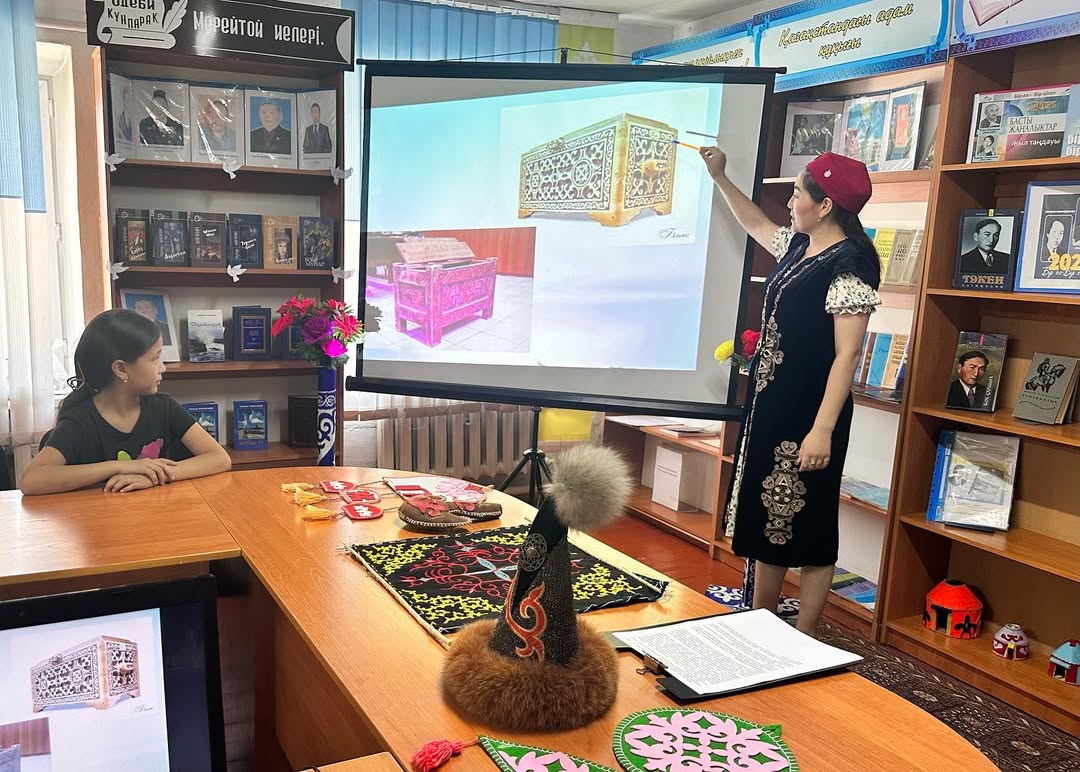 Мұқыр ауылының кітапханасында «Әжемнен үйренерім көп» тақырыбында ою-өрнек түрлерімен танысу сағаты өткізілді.