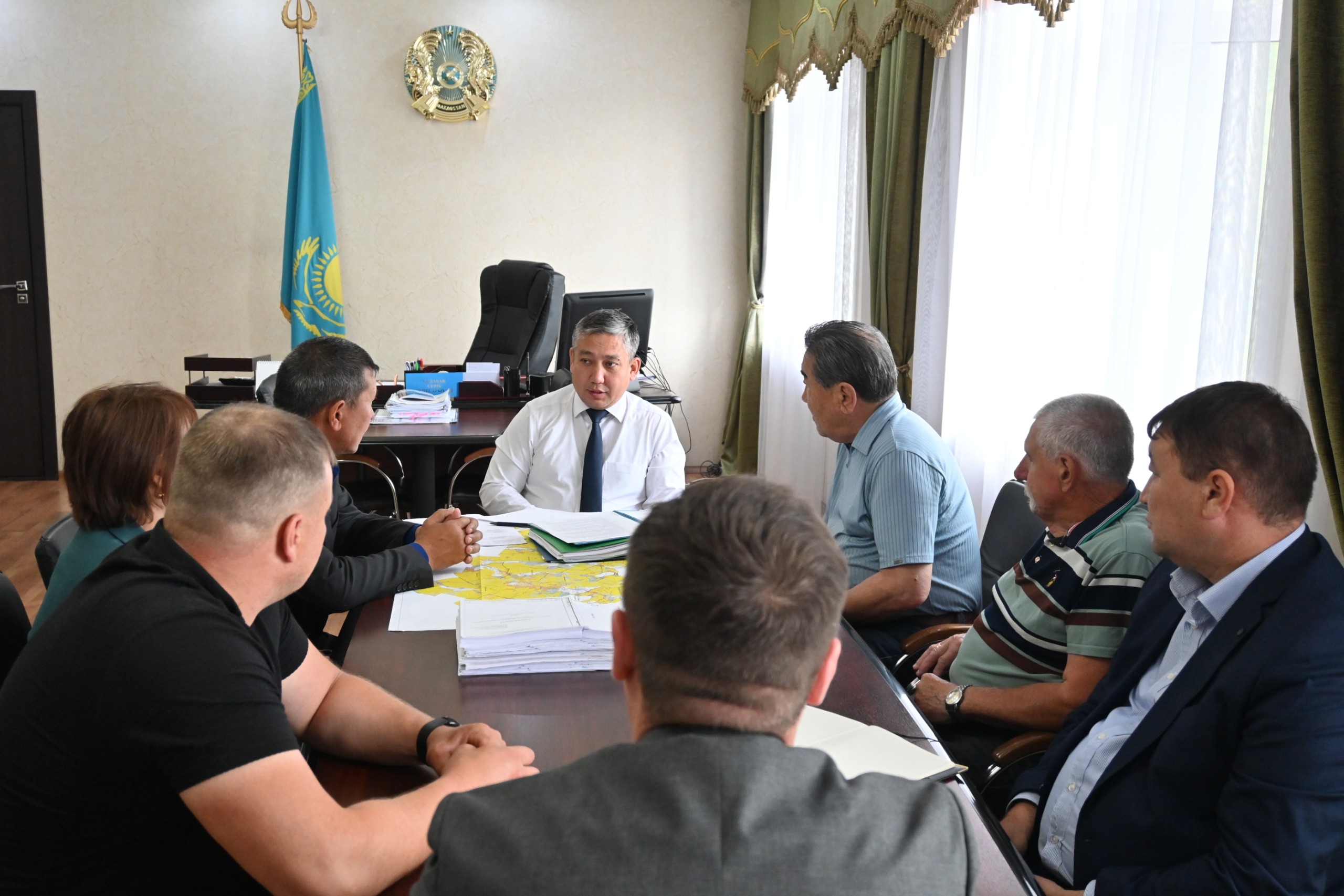 Аким района провел встречу с советниками