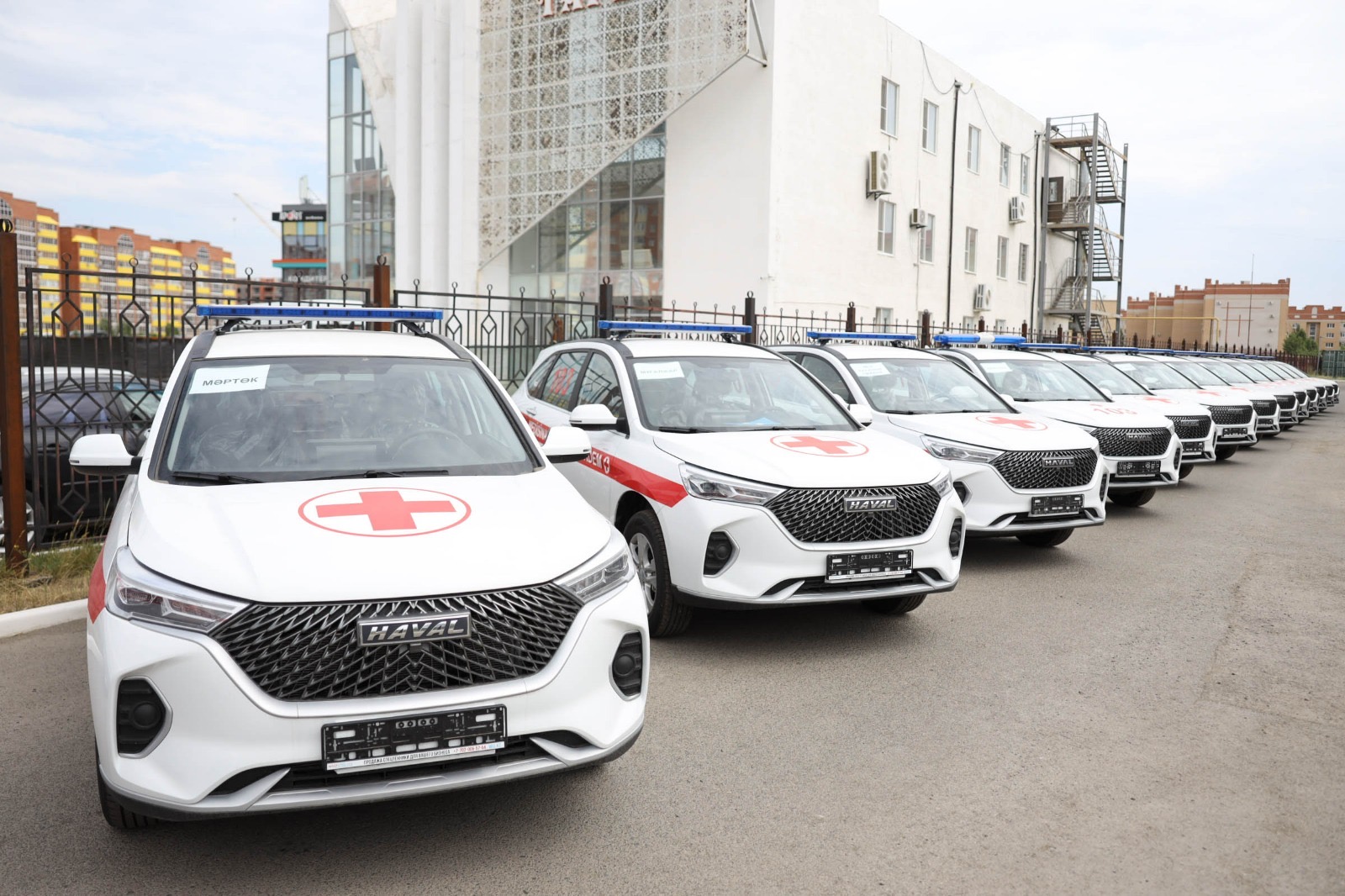 Ақтөбеде медициналық ұйымдарға көліктер, ал дәрігерлерге қызметтік пәтер кілттері табысталды