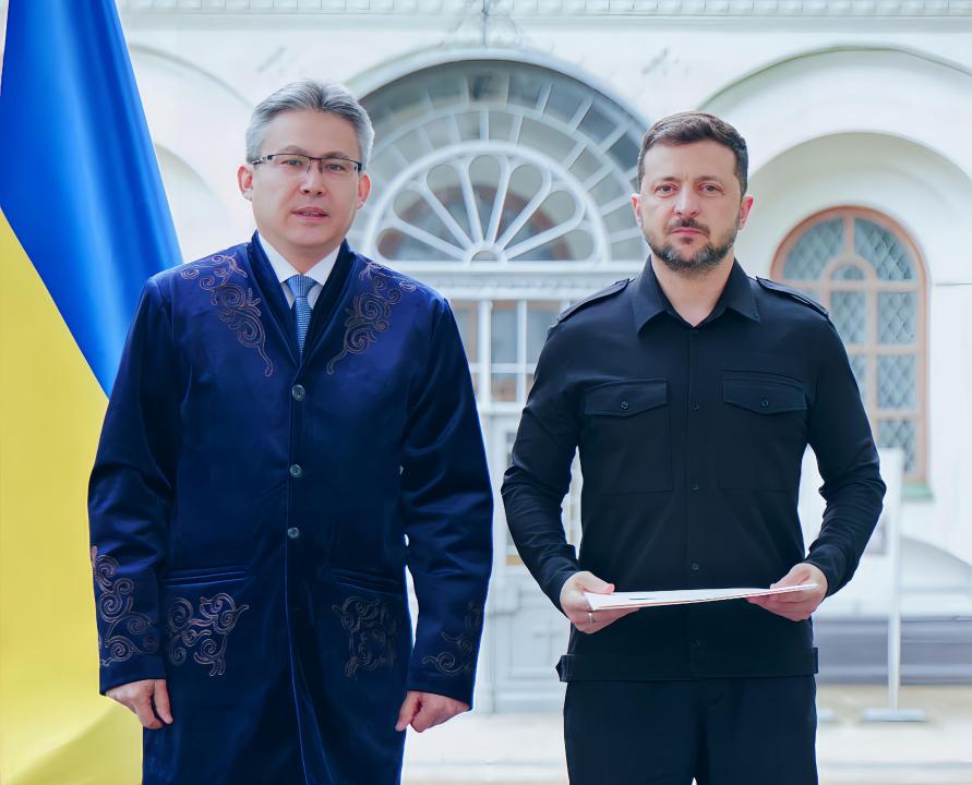 Посол Казахстана вручил верительные грамоты Президенту Украины