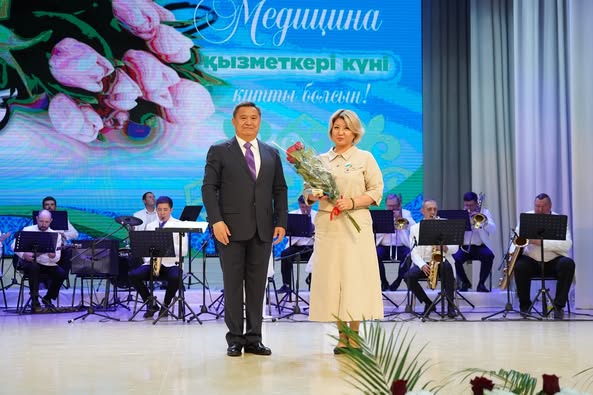 Көкшетау қаласының Мәдениет үйінде медицина қызметкерлері күніне арналған салтанатты іс-шара өтті