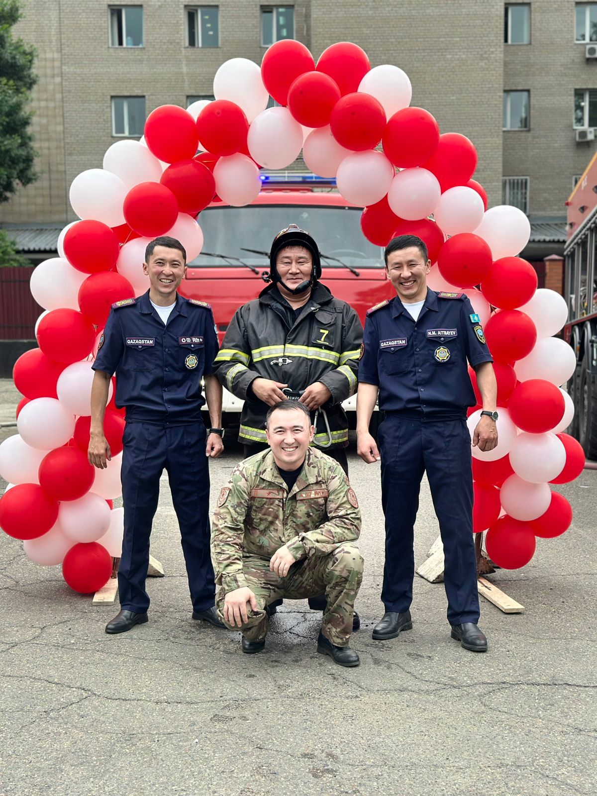Әріптестер өрт сөндірушіге дәстүр бойынша су шашып, зейнеткерлікке шығарып салды