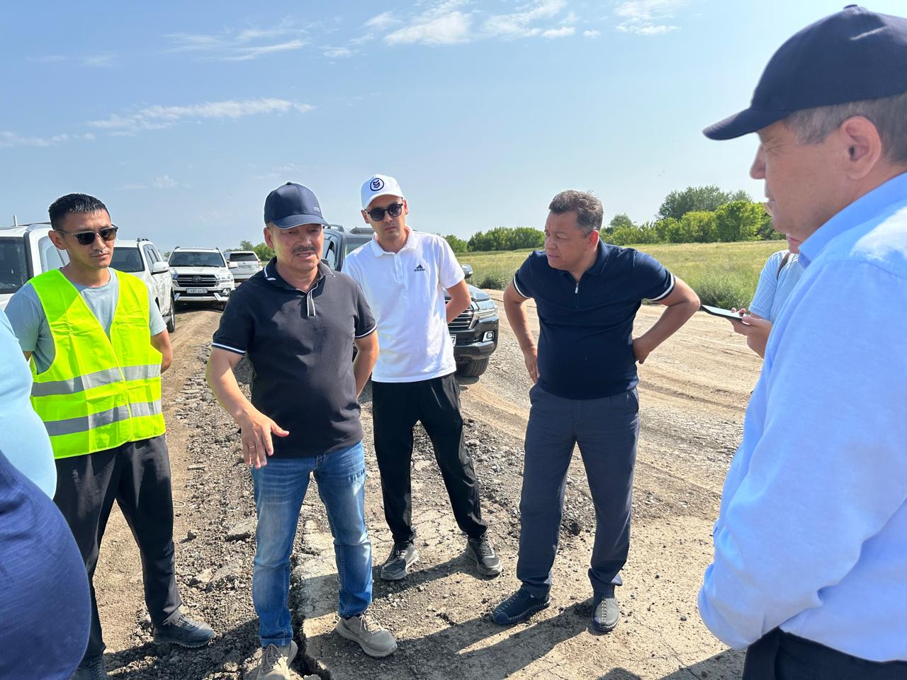 Бөрлі аудандық мәслихатының төрағасы К.Т. Ермекбаев бастаған облыстық және аудандық мәслихатының депутаттарынан құрылған жұмыс тобы Теректі-  Ақсай жолының жағдайын тексеруге шықты