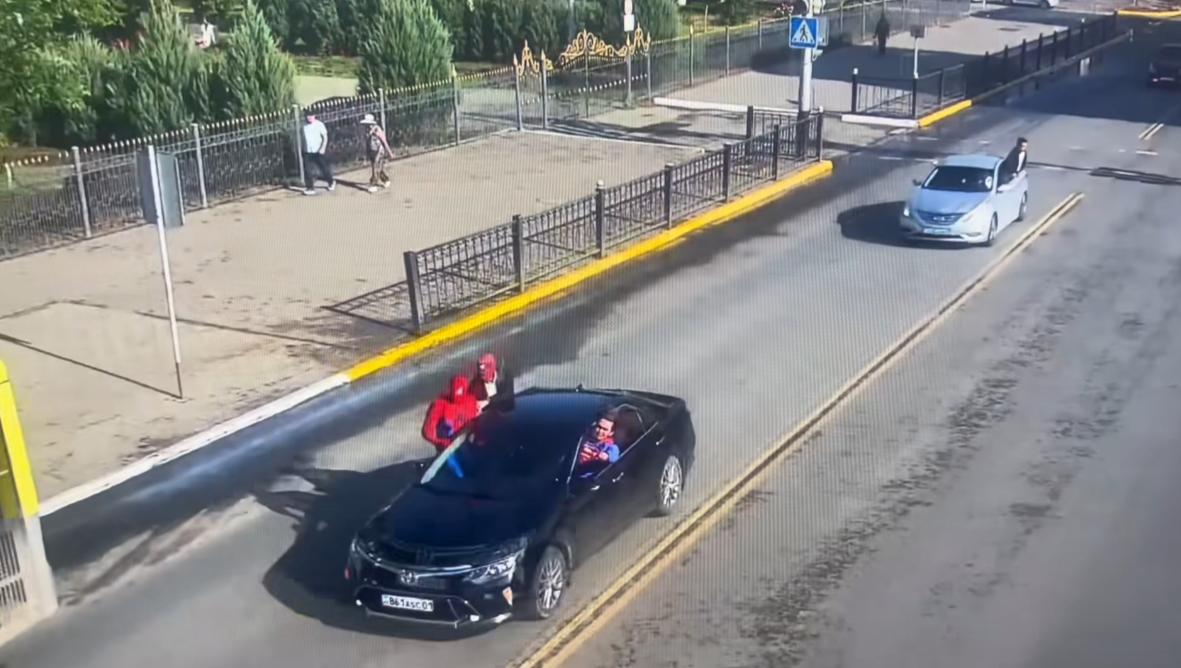 В Уральске полицейские остановили автоколонну с персонажами “Marvel” за массовые нарушения ПДД