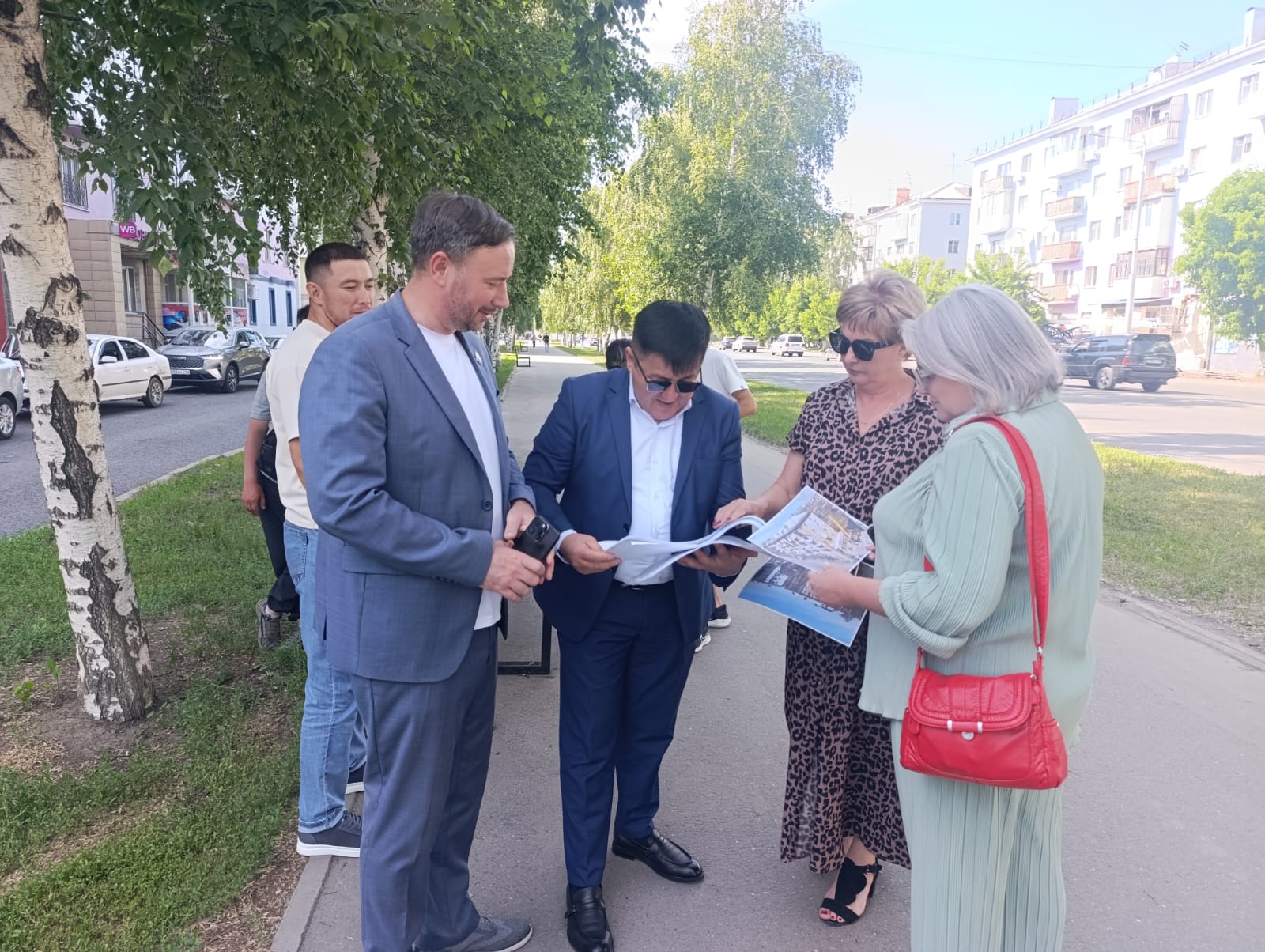 Депутатами городского маслихата проведено выездное заседание с целью мониторинга проведения работ по фасадам
