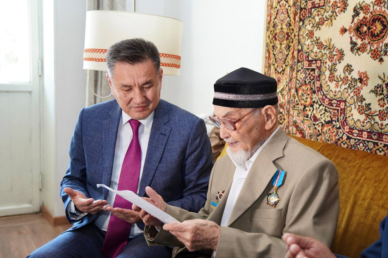 В Усть-Каменогорске поздравили ветерана Курмата Рахимова с 101-ым днем рождения