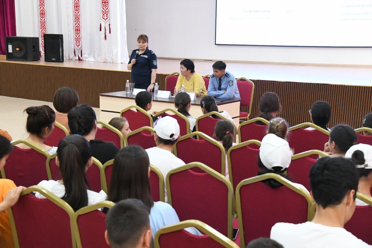 Есірткі бизнесімен айналысатындардың торына қалай түсіп қалмау керек: Астанада оқушыларымен профилактикалық кездесу өтті