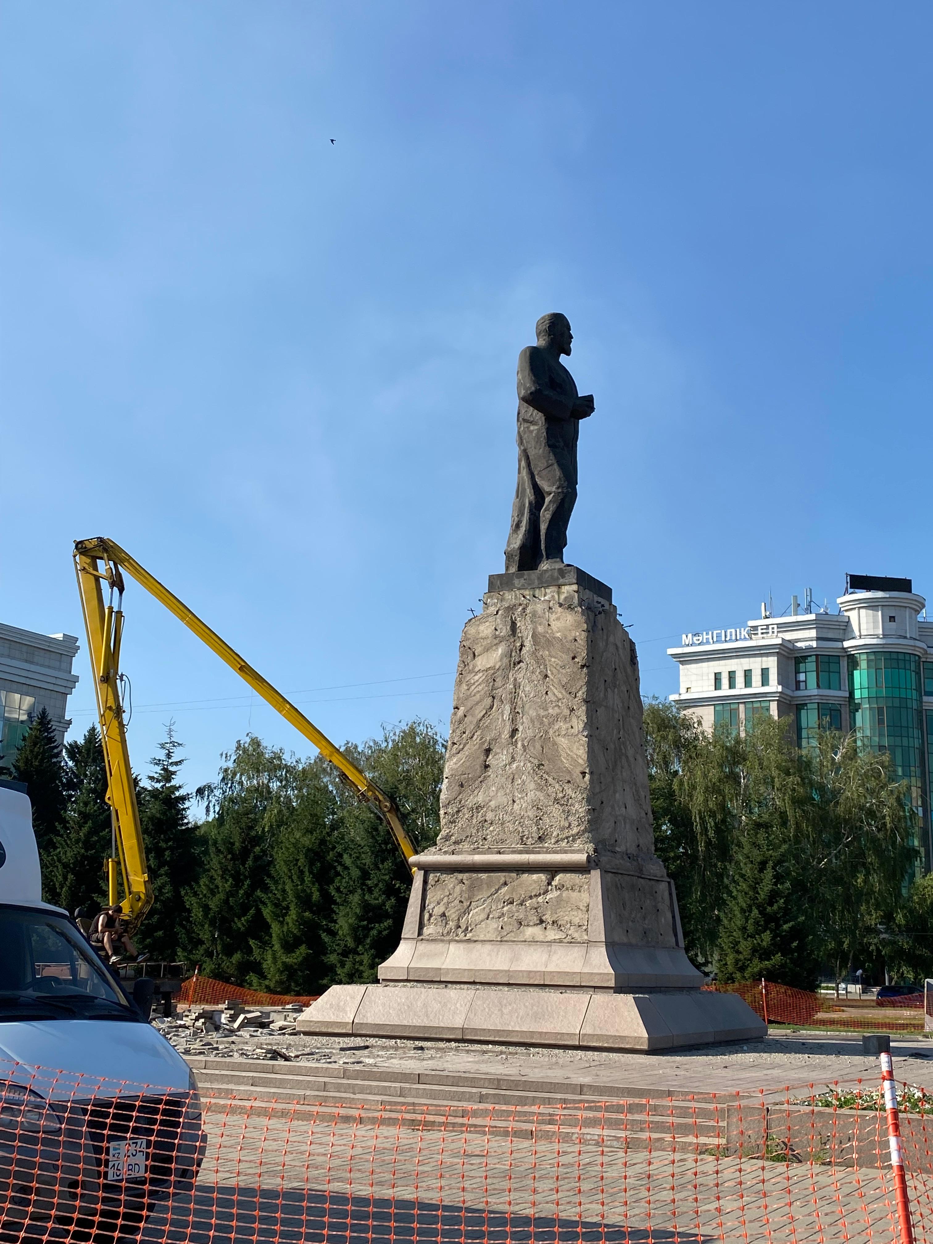 Руханияттың символы: Өскеменде Абай ескерткіші 180 жылдық мерейтойға орай жаңартылуда