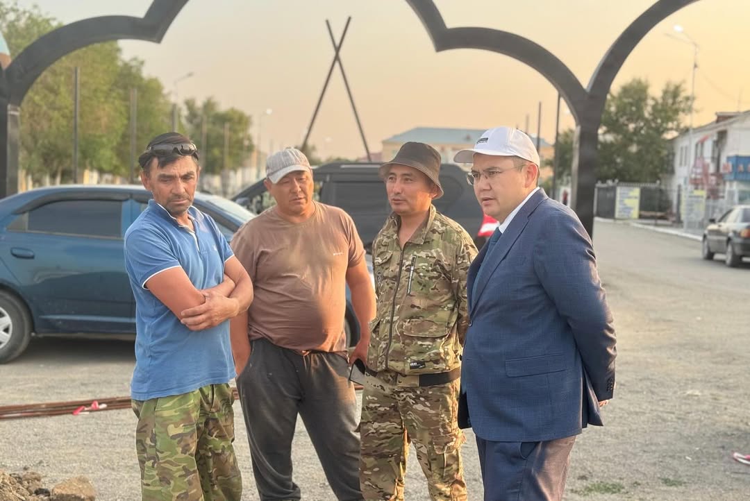 Аким района Мейіржан Серикбосынулы проконтролировал ход ремонтных и благоустроительных работ в селе Карауыл.