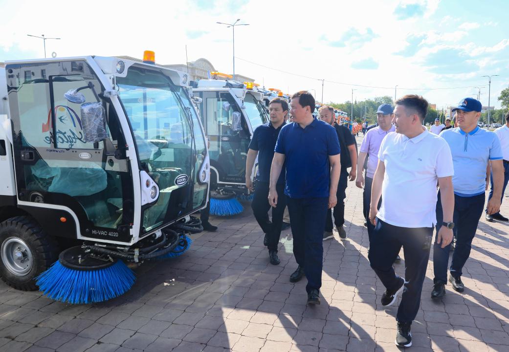 Ақтөбеге көшелер мен саябақтарды тазалауға арналған 35 жаңа техника жеткізілді