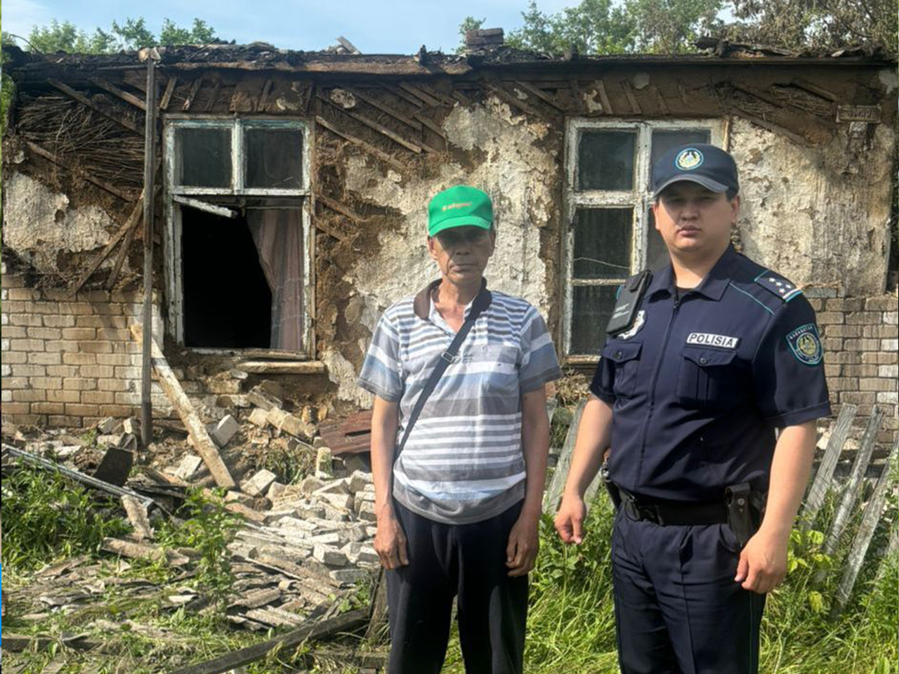 Полиция қызметкері адамды өрттен құтқарды