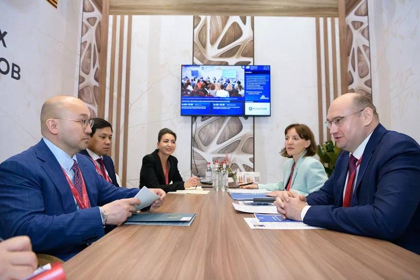 ҚР РФ Елшісі Д. Абаев Орынбор облысы губернаторының  уақытша міндетін атқарушы Е. Солнцевпен кездесті