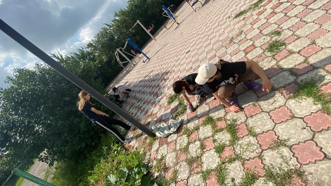 Благовещенка ауылында қоғамдық жұмыстармен айналысатын оқушылар балалар алаңын шөптер мен қоқыстардан тазартты.