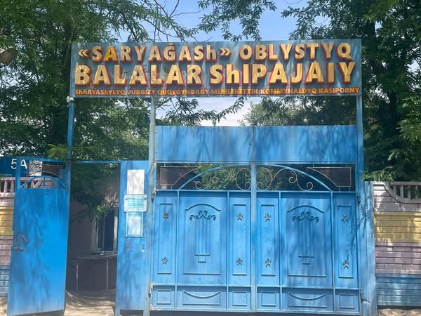 Үйдегі жалаңаш семіз әйел