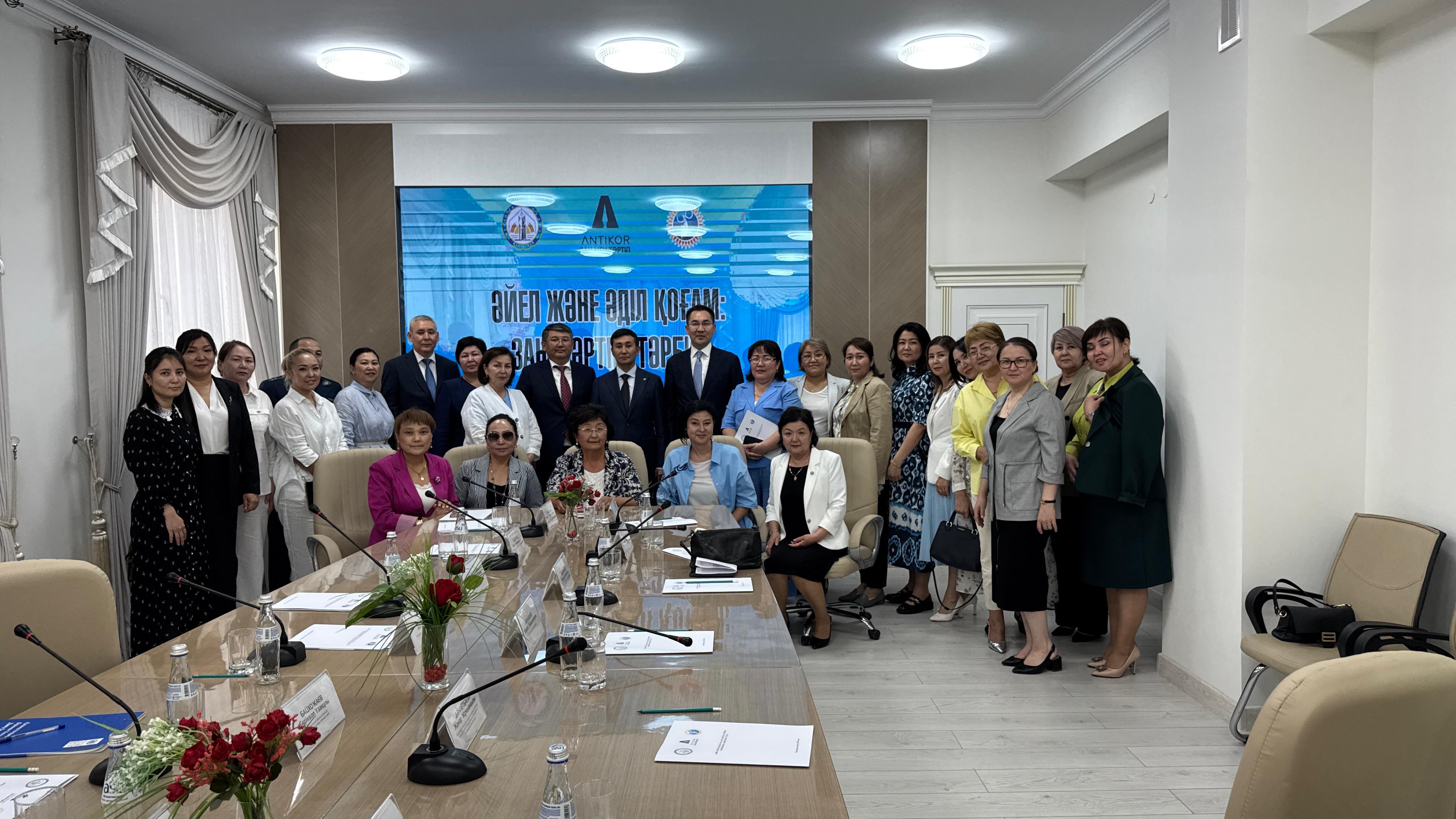 «Анаға тағзым» орталығында «Әйел және әділ қоғам:заң,тәртіп,тәрбие» тақырыбында дөңгелек үстел өткізілді.