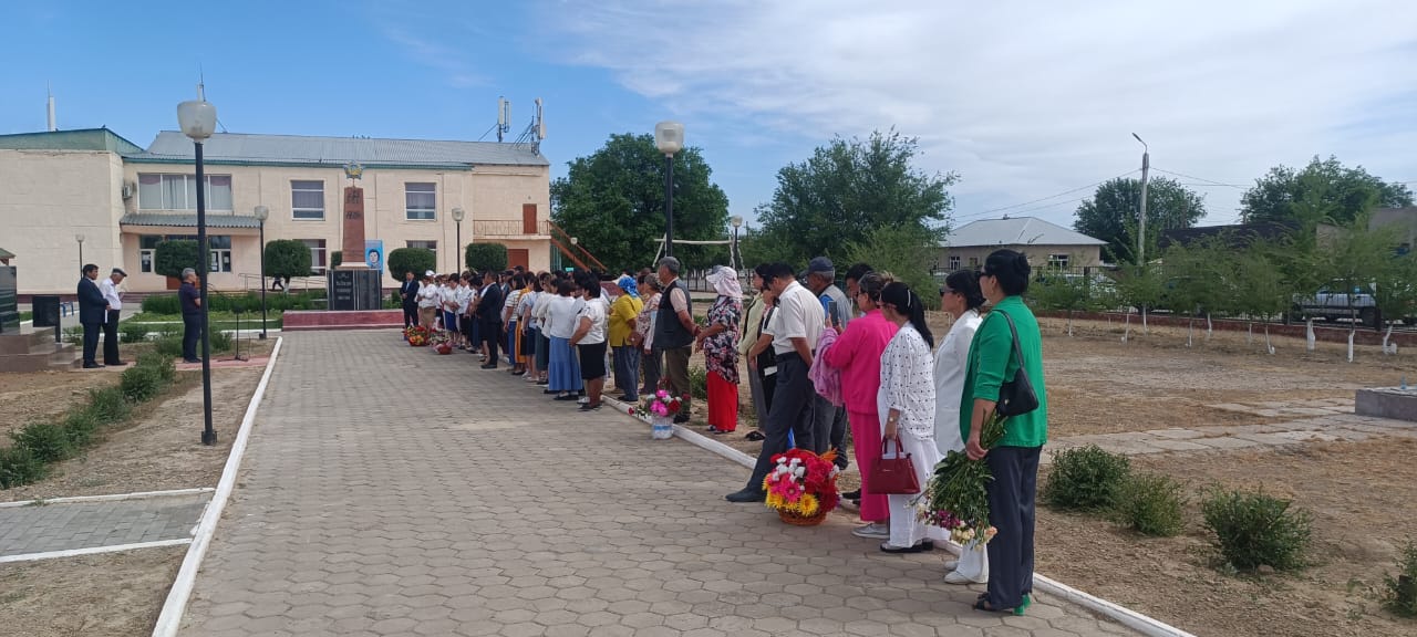 Саяси қуғын сүргін және ашаршылық құрбандары манументіне гүл шоқтарын қою рәсімі өтті